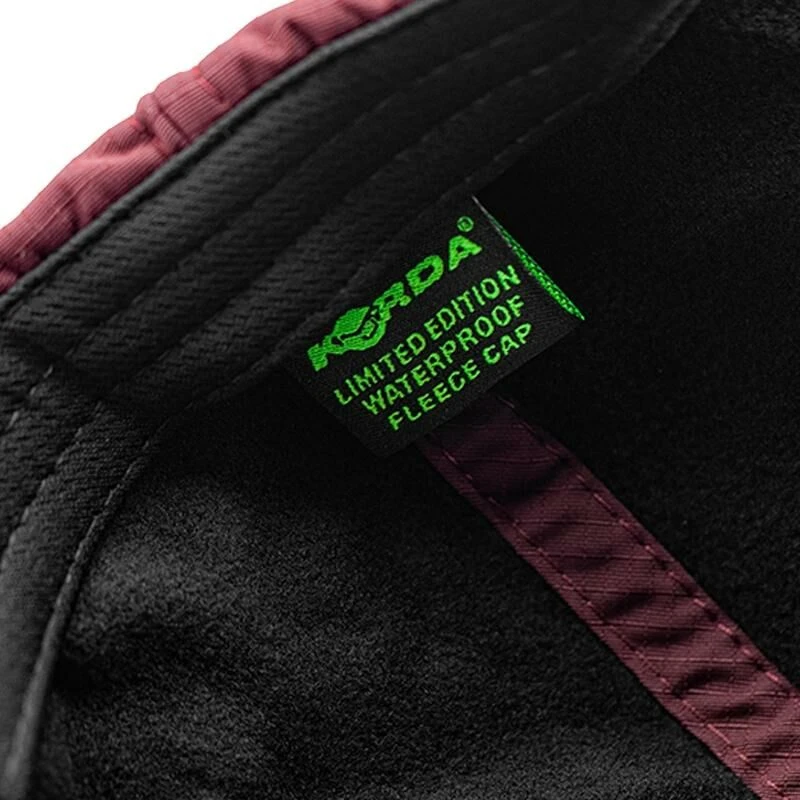 Korda LE Fleece Waterproof Cap Burgundy 2 Korda LE Fleece Waterproof Cap Burgundy - Afbeelding 2